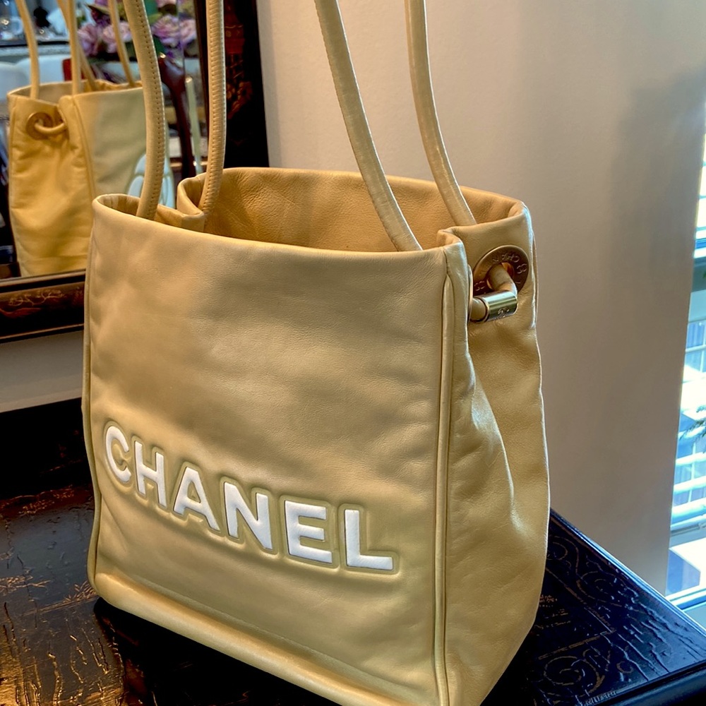 Beautiful Chanel Camelia Logo Leather Bag. Model #A20856.